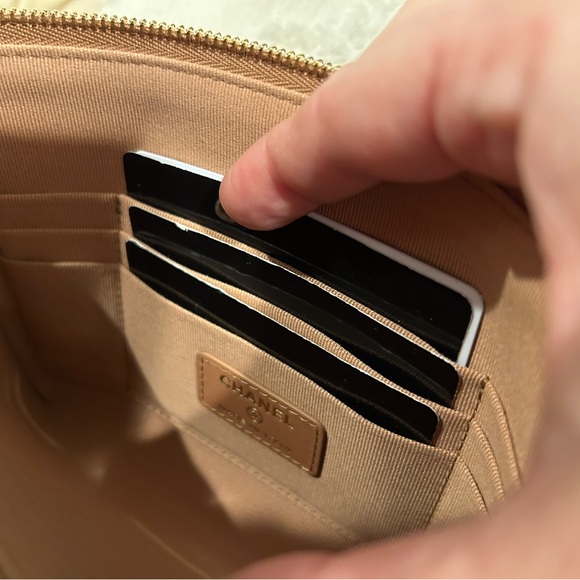 23 Chanel 19 Wristlet brown leather caramel - Picture 7 of 7